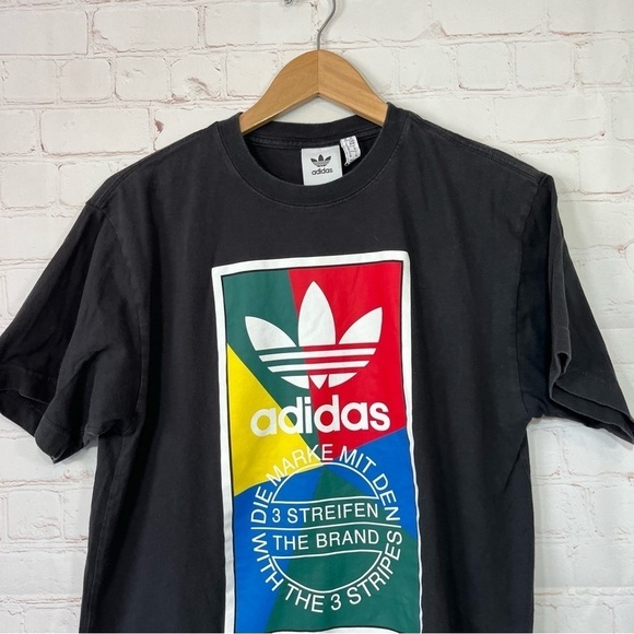 Adidas T Shirt Mens Medium Black Die Market Mit Den 3 Streifen 3 Stripes - Picture 2 of 9